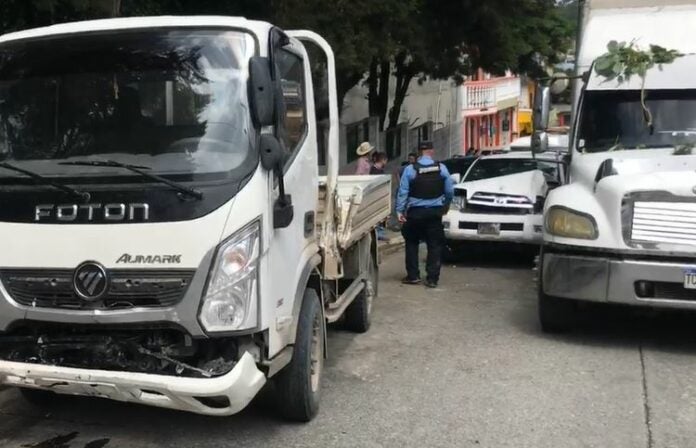 Camión sin frenos colisiona con cuatro vehículos frente a un kínder en Copán