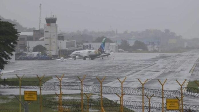 Cierran operaciones en tres aeropuertos por paso de tormenta Sara en Honduras