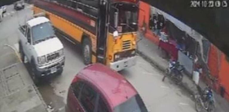 ¡Impactante! Video capta un bus que atropella a un anciano en El Progreso