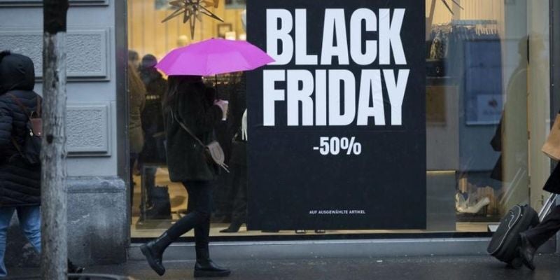 Fiebre del "Black Friday": Consumidores arrasan con las promociones en EEUU