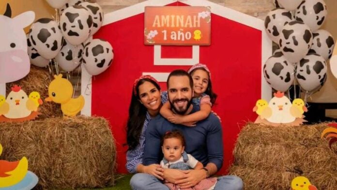 Bukele se compromete a celebrar cumpleaños del hijo de una seguidora