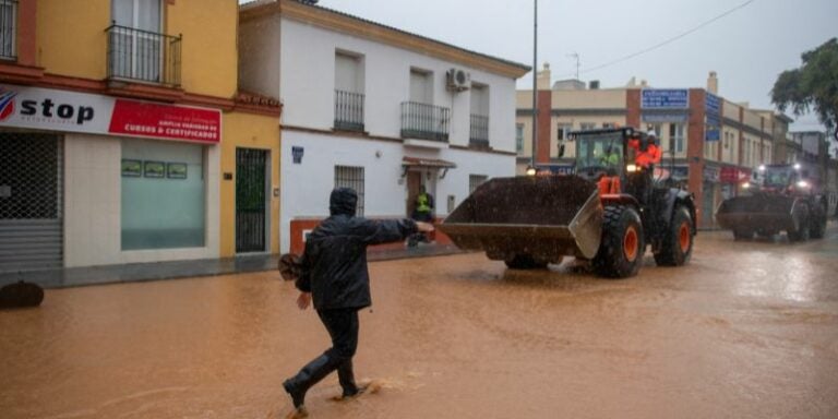 España declara alerta roja en Valencia por lluvias torrenciales