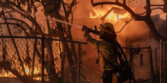 Devastador incendio en California amenaza más de 11.000 edificaciones