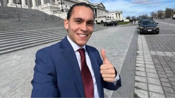 Influencer Carlos Eduardo Espina se suma al apoyo a Kamala Harris