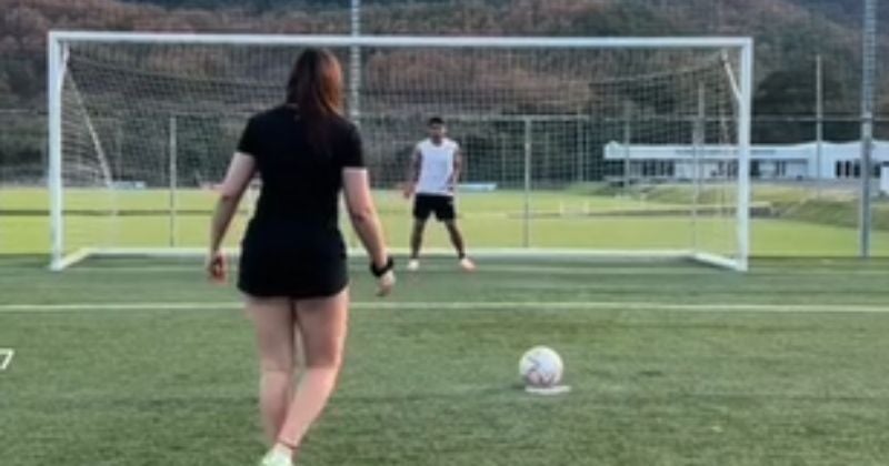 Jugador hondureño presume habilidades de su esposa con el balón