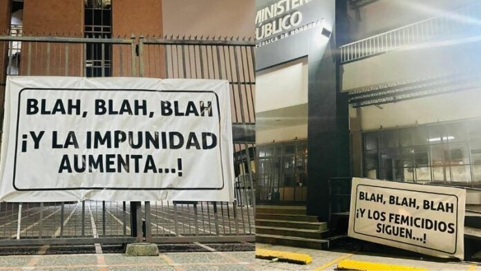 Carteles en protesta contra la violencia hacia la mujer