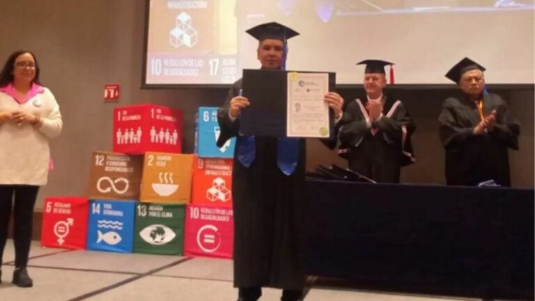 Cónsul de Honduras en México recibe importante título Honoris Causa