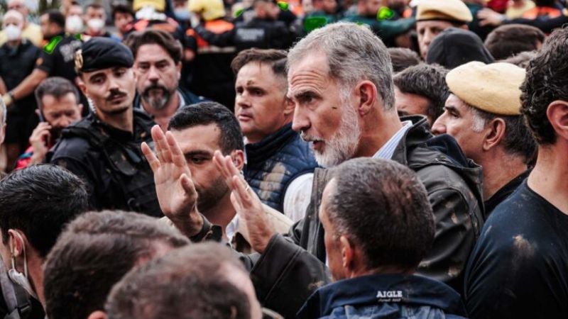 Rey de España reconoce el descontento en ciudades golpeadas por el temporal