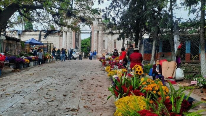 Hondureños honran difuntos