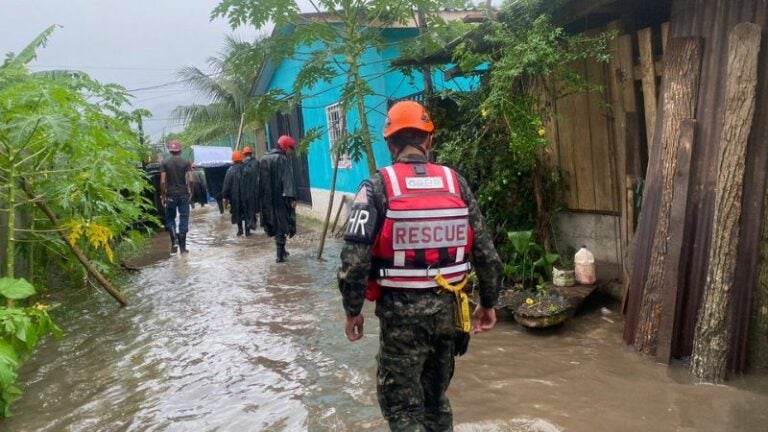 El paso de la tormenta tropical Sara afecta a 71,337 personas en Honduras