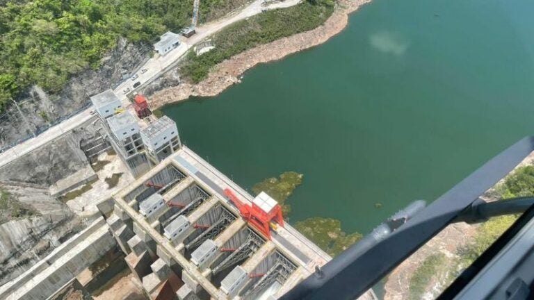 Realizan descargas preventivas en represa Patuca III por efectos de Sara