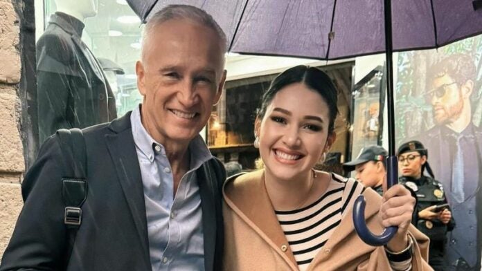 Jennifer Aplícano posa con Jorge Ramos