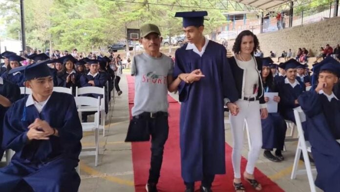 Padre sin pierna graduación hijo