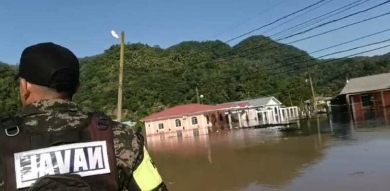 Unas 26 familias huyen de las devastadoras inundaciones en Baracoa