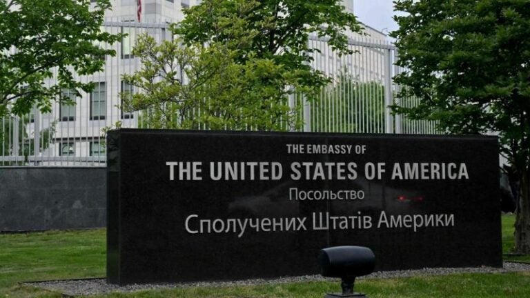 Crisis en Ucrania: USA y países europeos cierran embajadas en Kiev