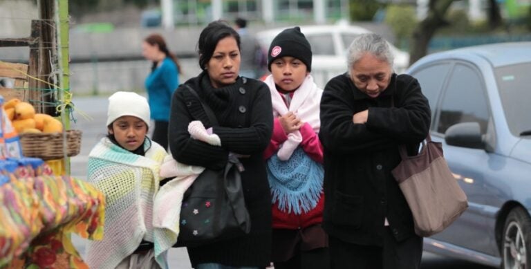 Bajas temperaturas y lluvias débiles se esperan en varias regiones este domingo