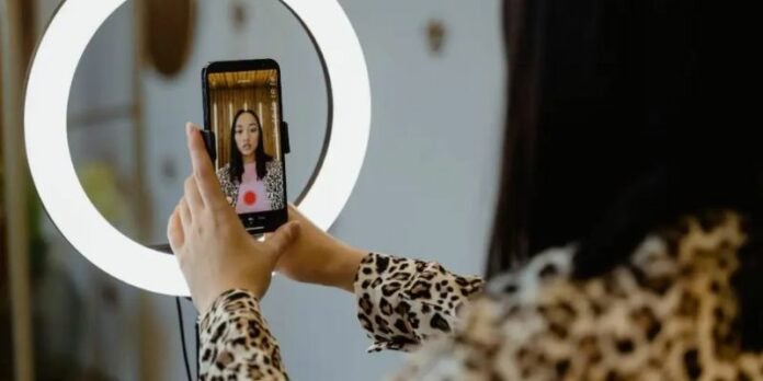 TikTok prohibirá los filtros de belleza a usuarios menores de edad tras alertas