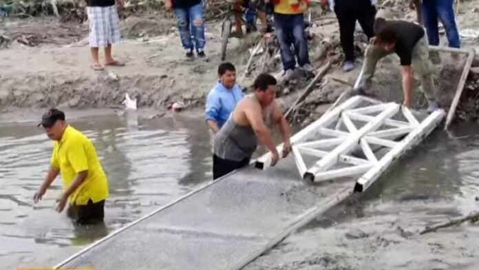 Pobladores improvisan puente con barandillas en la Flor de Cuba en SPS