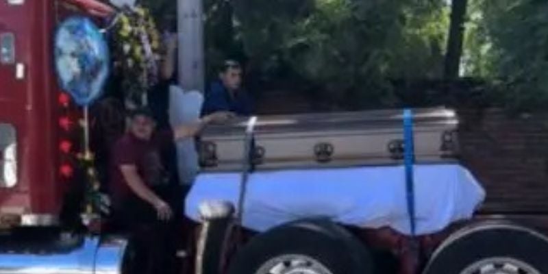 En una despedida inolvidable familiares dan último adiós a un trailero