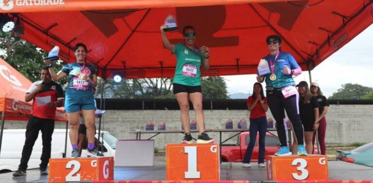 Premian a los ganadores de la carrera de 5 y 10 km en la Maratón del Atlántico