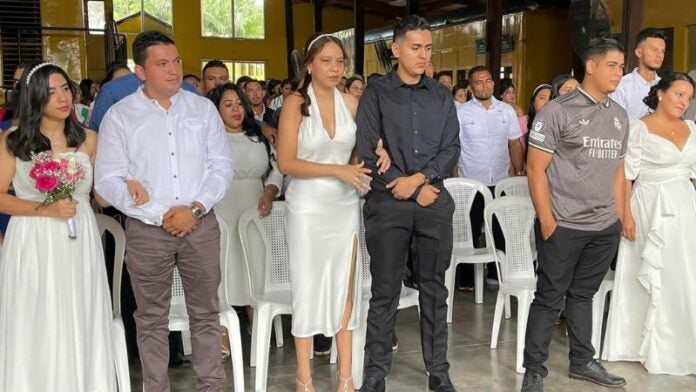 Hombre se casa con camisa del Real Madre.