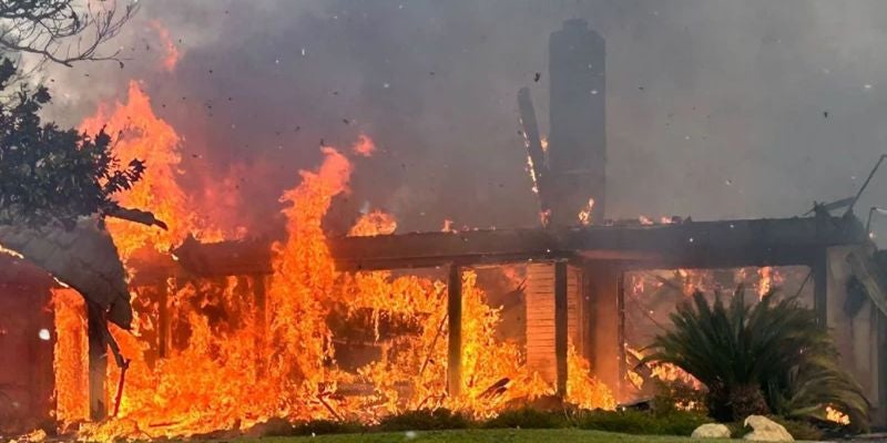 Devastador incendio en California amenaza más de 11.000 edificaciones