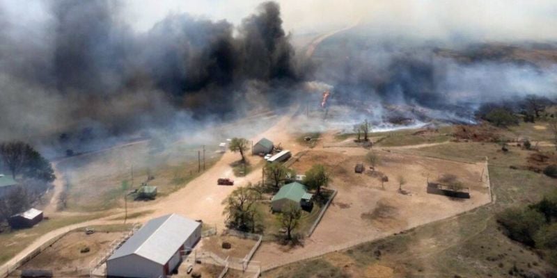 Devastador incendio en California amenaza más de 11.000 edificaciones