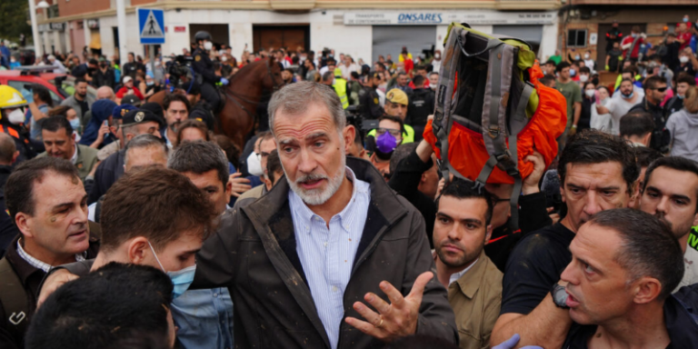 Insultan a reyes de España durante visita a ciudades inundadas