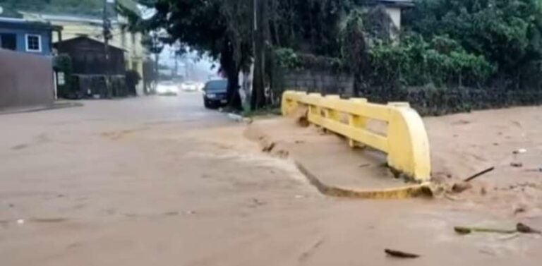 Por intensas lluvias se desborda quebrada en La Ceiba