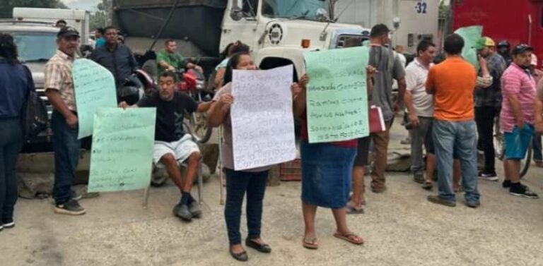 Cierran paso en Los Cármenes en exigencia de legalización de tierras