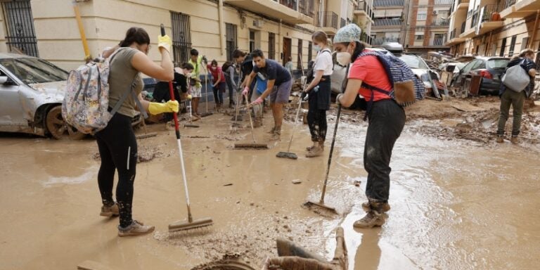 Hondureños se suman como voluntarios tras inundaciones en Valencia