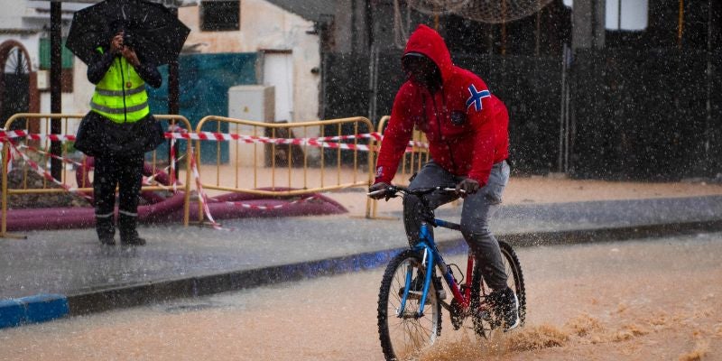 España declara alerta roja en Valencia por lluvias torrenciales que amenazan con inundaciones