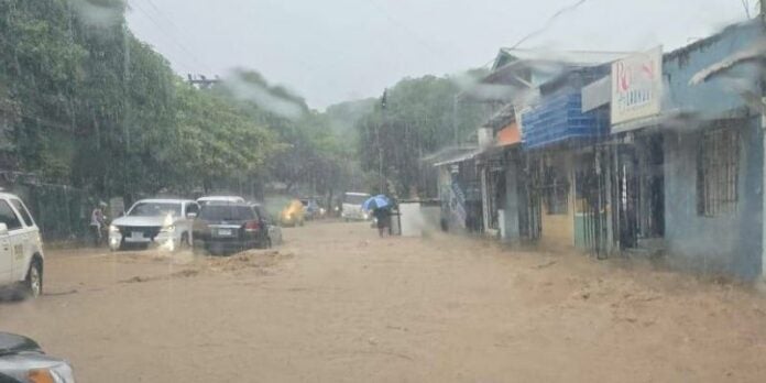 Emergencia en Roatán: Autoridades reportan Inundaciones masivas por lluvia