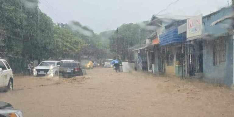 Emergencia en Roatán: Autoridades reportan inundaciones masivas por lluvia