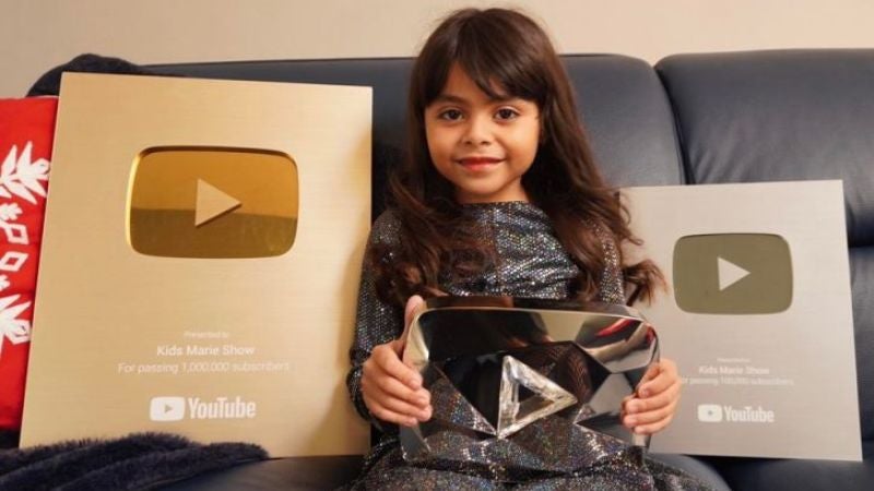 Youtube premia a Marie, la pequeña youtuber hondureña con la Placa Diamante