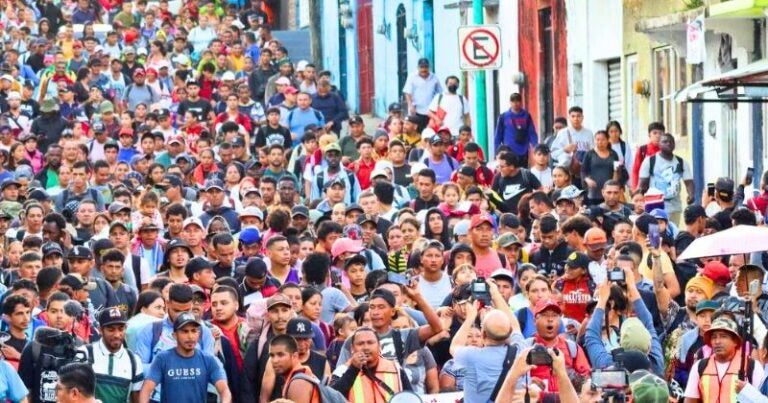 Caravana migrante sale desde México piden no endurecer políticas migratorias