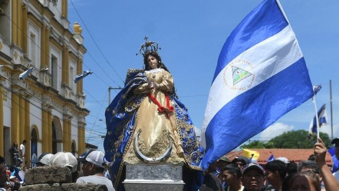 Daniel Ortega expulsa a obispo