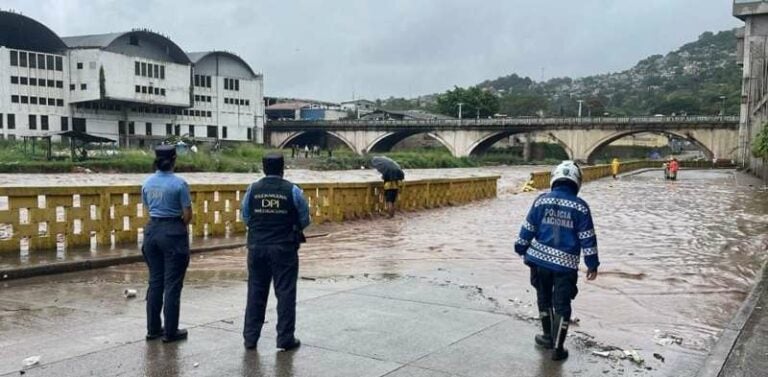 ¡Alerta! Desborde del río Choluteca provoca daños y evacuaciones