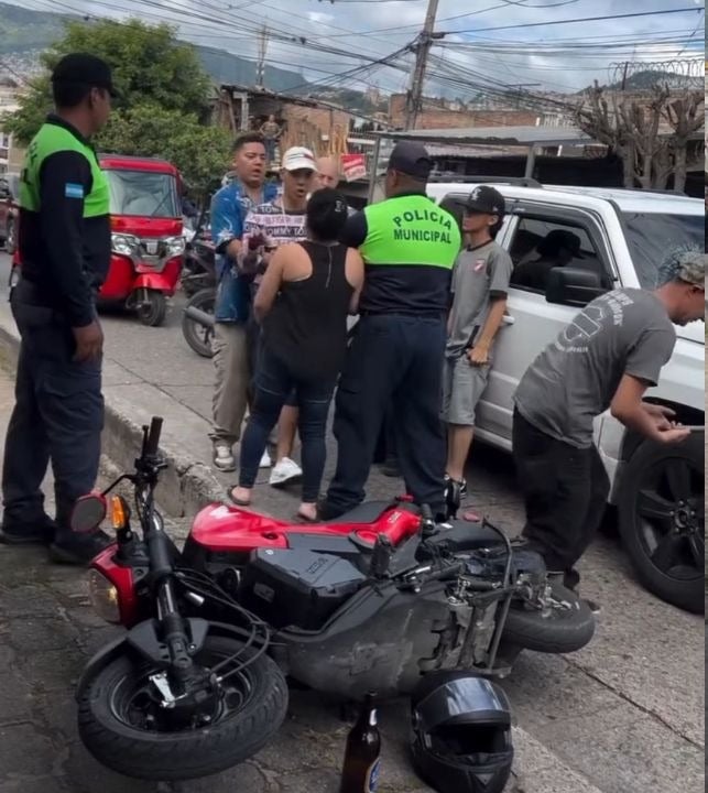 "Escena impactante: Captan pelea de conductores enfrente de Policías Municipales