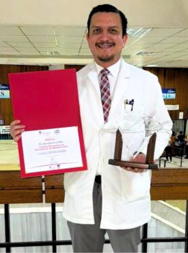 Médico residente de la UNAH gana premio de excelencia a nivel