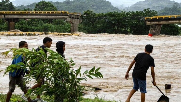 Honduras: más de 40 puentes dañados deja tormenta Sara