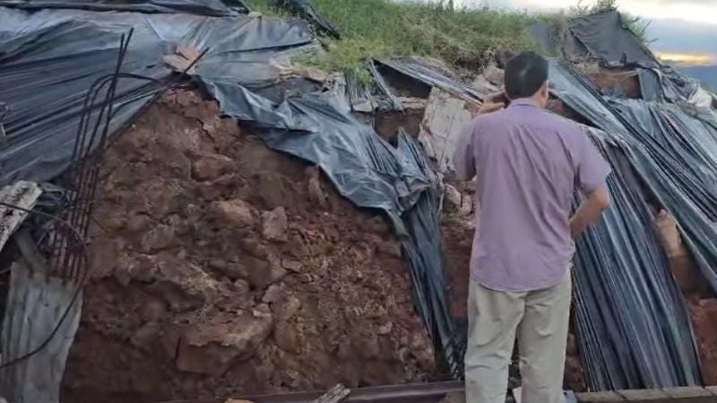 Evacúan varias familias por falla geológica en colonia capitalina