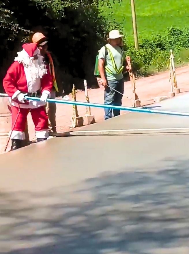 Captan a Santa Claus pavimentado carretera en Talanga