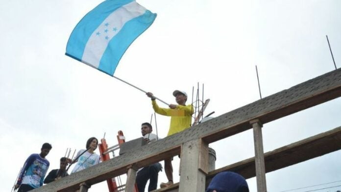 Shin Fujiyama supervisa el progreso de construcción de una escuela en Choloma