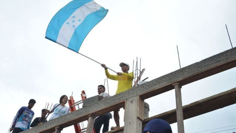 Shin Fujiyama supervisa el progreso de construcción de una escuela en Choloma