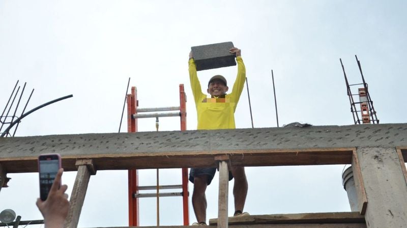 Shin Fujiyama supervisa el progreso de construcción de una escuela en Choloma