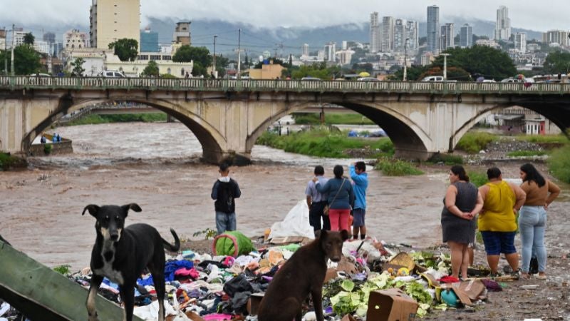 Sara se debilitan en su paso por Belice tras causar muertes y devastación en Honduras