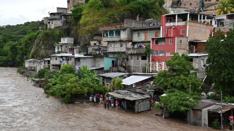 Sara se debilitan en su paso por Belice tras causar muertes y devastación en Honduras