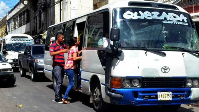 Transportistas amenazan con incremento al pasaje por promesas incumplidas