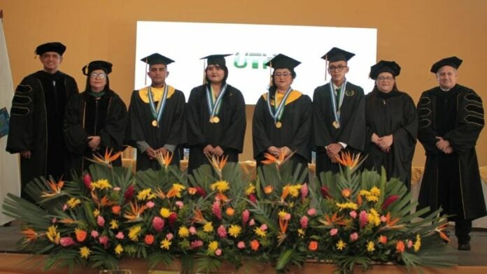 UTH Choluteca festeja su Xll promoción de graduados